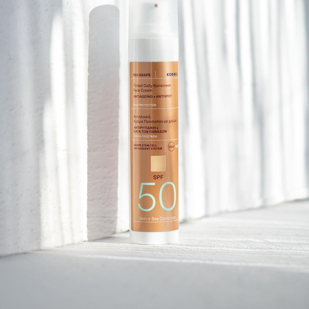 KORRES RED GRAPE Getönte Sonnencreme fürs Gesicht LSF 50 Anti-Aging + Anti-Dark-Spot, dermatologisch