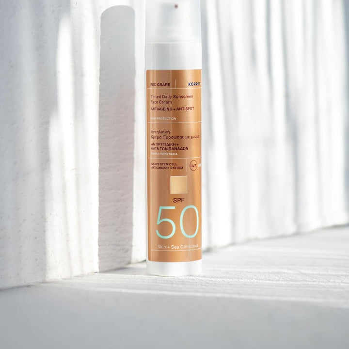 KORRES RED GRAPE Getönte Sonnencreme fürs Gesicht LSF 50 Anti-Aging + Anti-Dark-Spot, dermatologisch
