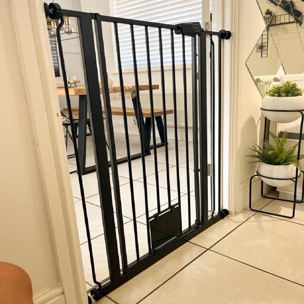 Bettacare Haustiergitter mit verriegelbarer Katzenklappe, 113.8cm - 121.4cm, Schwarz, 104cm in der H