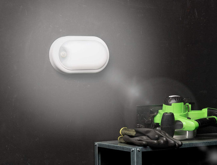Luminea LED Kellerleuchte: LED-Feuchtraumleuchte, Bewegungssensor, 1.050 lm, 15 W, IP44, IK08 (Kelle