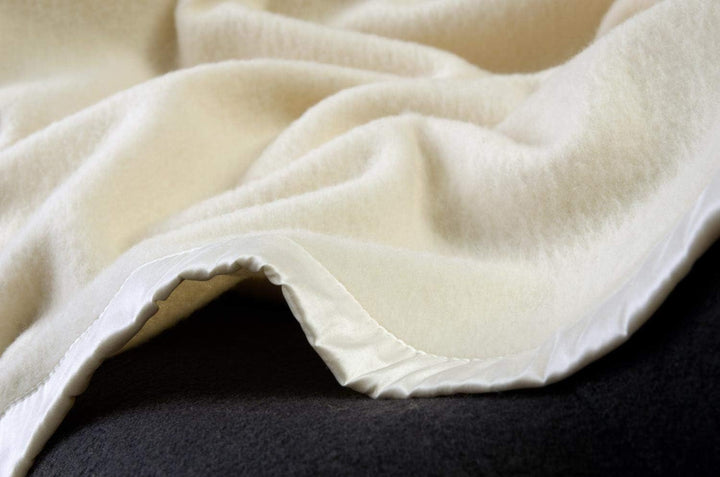 Wohnen & Accessoires GmbH & Co. KG Kaschmirdecke Mongolia wollweiss Seidenband 150x200cm Wollweiss 1