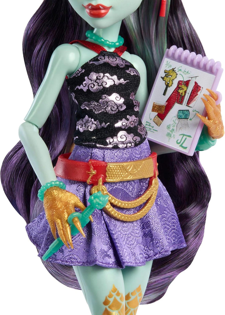 Monster High-Puppe Jinafire Long, Drachenmädchen mit Haustierhund Cloudy Yun Yun“ und 7 Accessoires