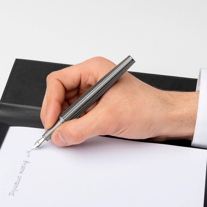 Hugo Boss Nitor Füllfederhalter aus Messing in der Farbe Gun, Länge: 14,7cm, Federstärke: M, HSV3472