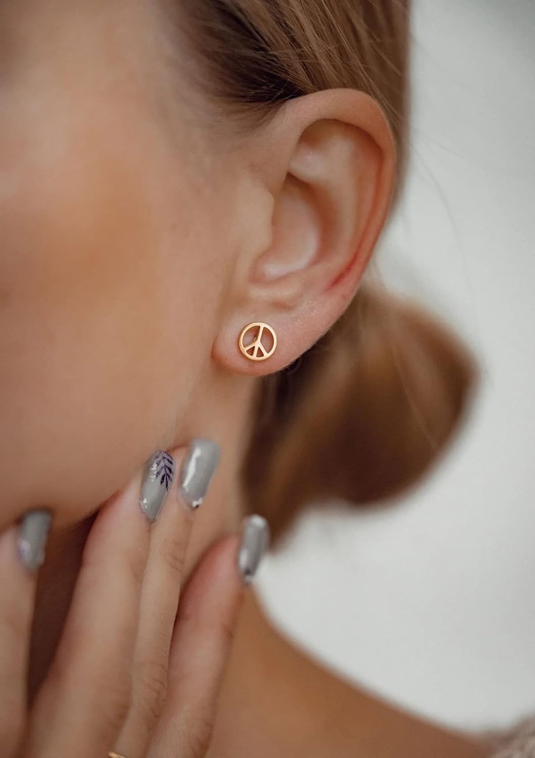 Happiness Boutique Damen Friedenzeichen Ohrstecker | Kleine runde Ohrringe mit Friedenssymbol Peace-