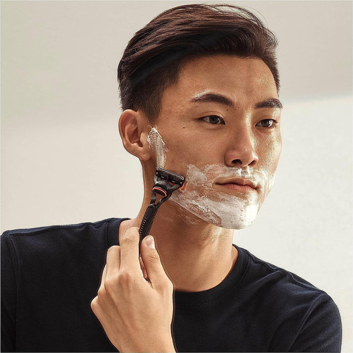 Gillette Fusion 5 Nassrasierer Herren, Rasierer + 4 Rasierklingen mit 5-fach Klinge, Geschenk für Mä