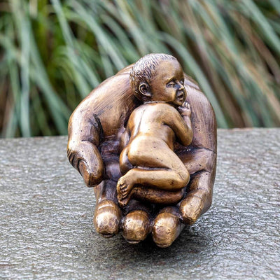 IDYL Bronze-Skulptur Eine Hand mit einem Baby | 9x18x11 cm | Moderne Bronze-Figur handgefertigt | Ga