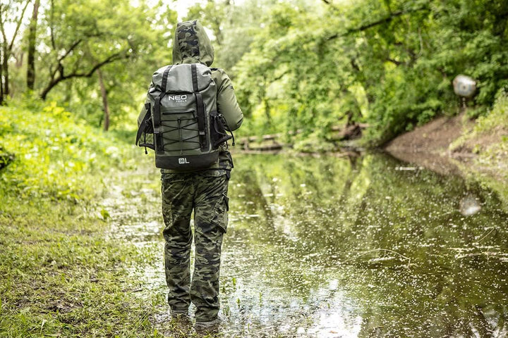 NEO TOOLS Wasserdichter Rucksack 63-131, Fassungsvermögen 30 Liter, 4in1, Farbe Dunkelgrün, Verstell
