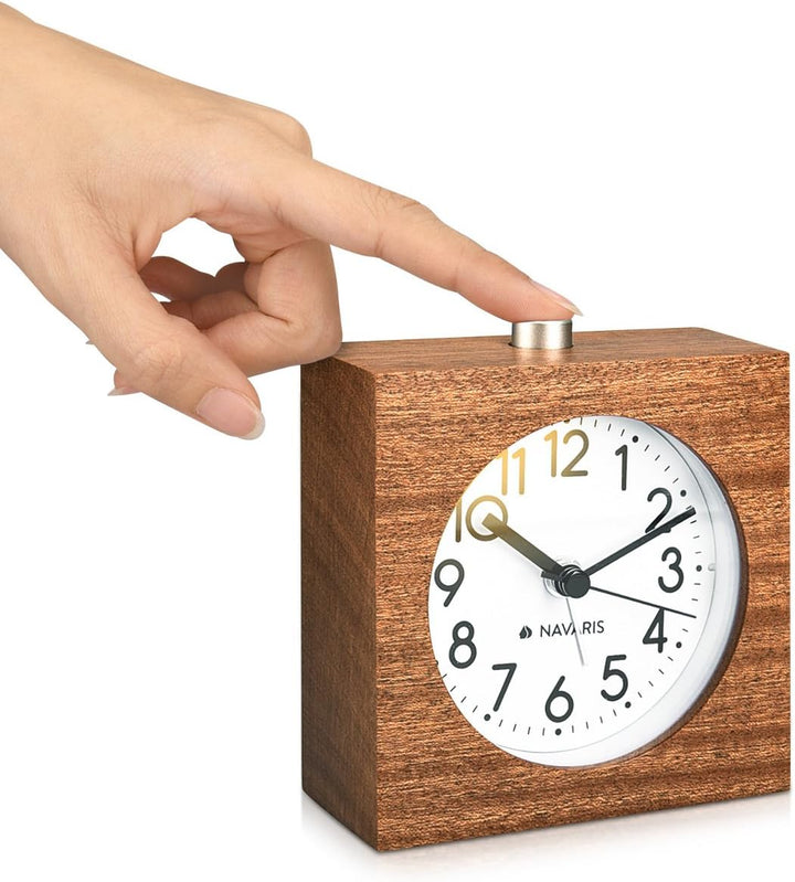 Navaris Analog Holz Wecker mit Snooze - Retro Uhr im Viereck Design mit Ziffernblatt Alarm - Leise T