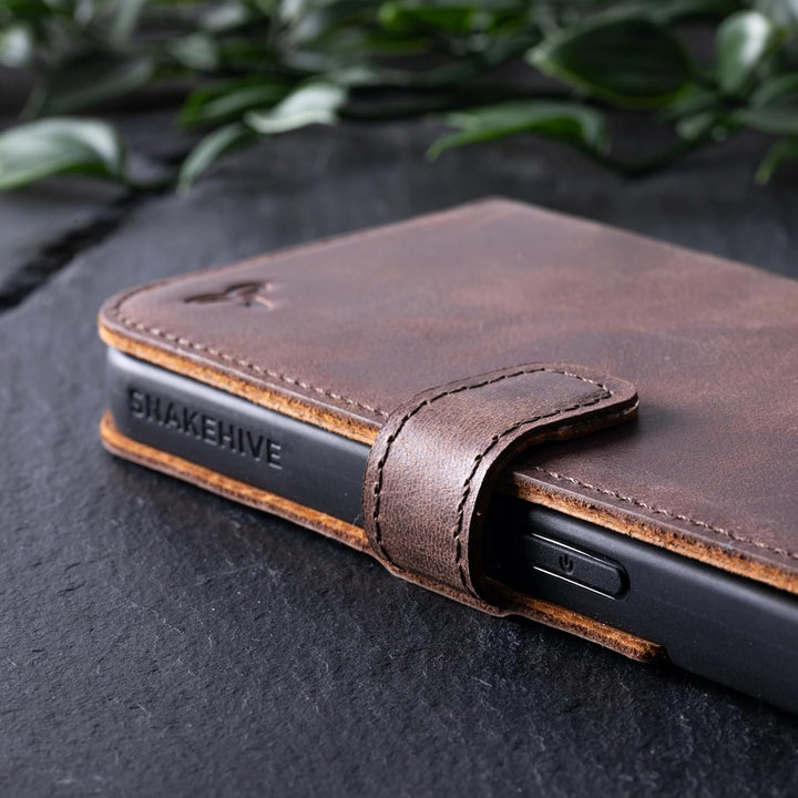 Snakehive Schutzhülle für iPhone 15 - Klapphülle Echte Lederhülle mit Standfunktion - Handmade in Eu