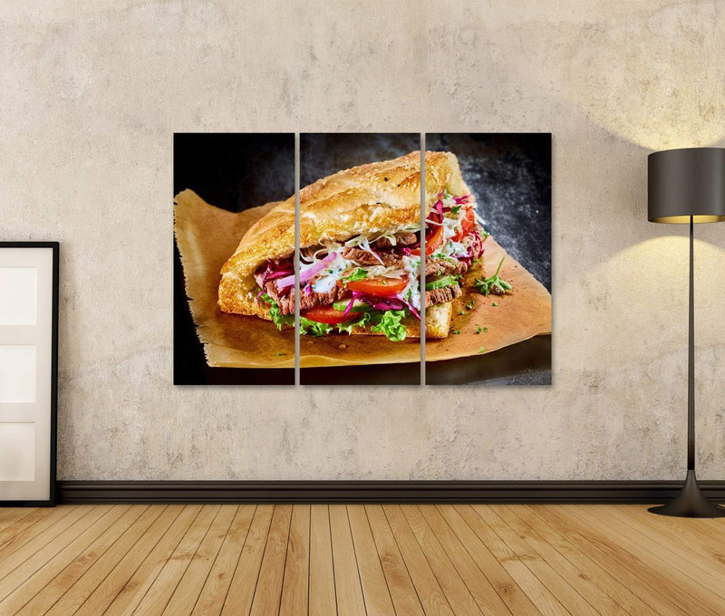 Bild Bilder auf Leinwand Türkischer Döner-Kebab auf goldgeröstetem Pita-Brot gefüllt mit Rotisserie