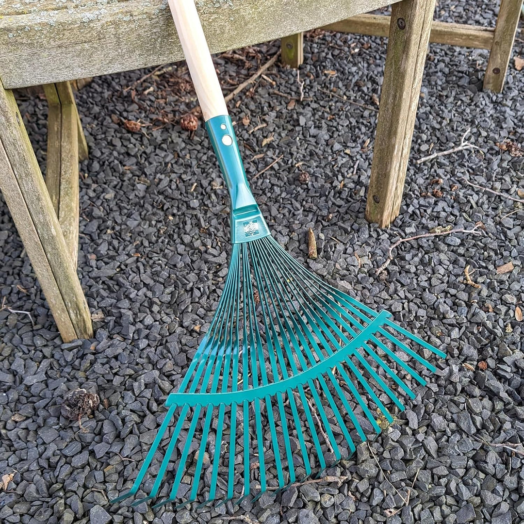 Laubrechen Garten Laub Fächer Rechen Besen Fächerbesen Metall grün lackiert mit 22 Zinken und Stiel