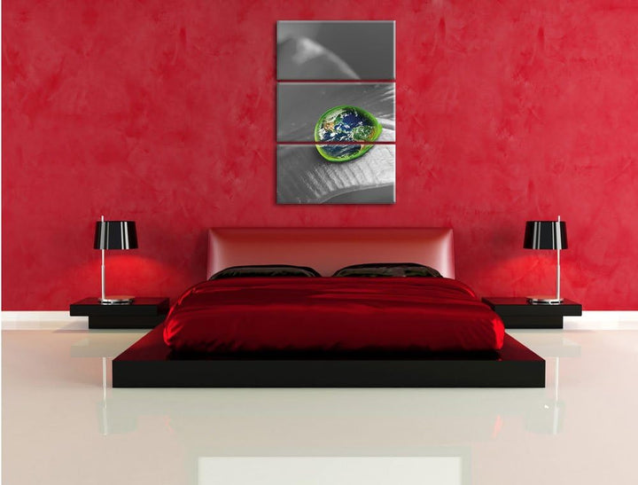 Pixxprint Erde in einem Tautropfen auf Blatt 3-Teiler Leinwandbild 120x80 Bild auf Leinwand