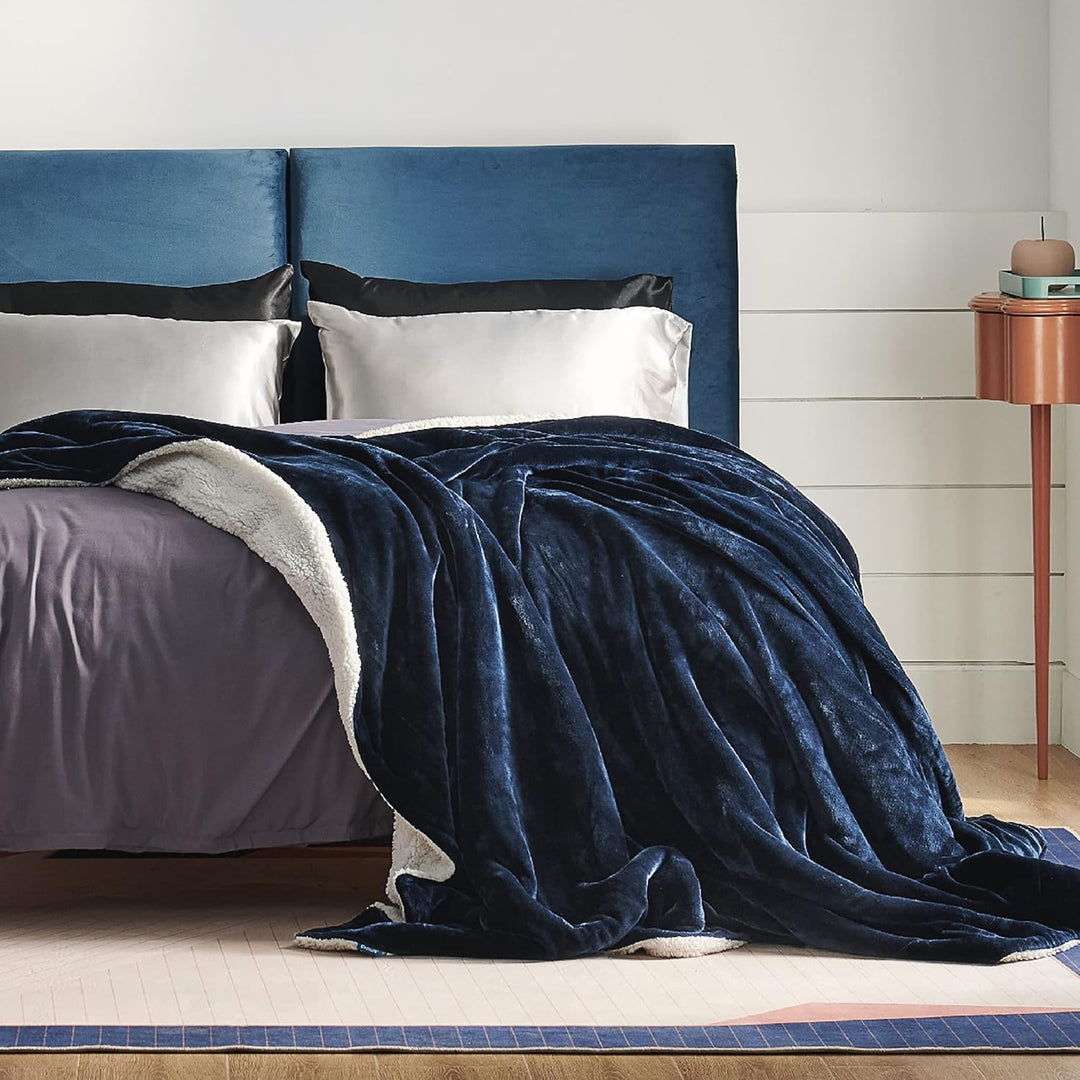 BEDSURE Decke Sofa Kuscheldecke Marine Blau - warm Sherpa Sofaüberwurf Decke, Dicke Sofadecke Couchd