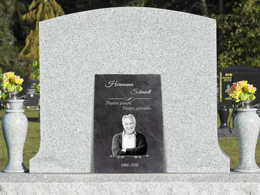 wandmotiv24 Schiefertafel Truer, Gedenktafel Verstorbene Hochformat 20x30cm Personalisiert Name + Da