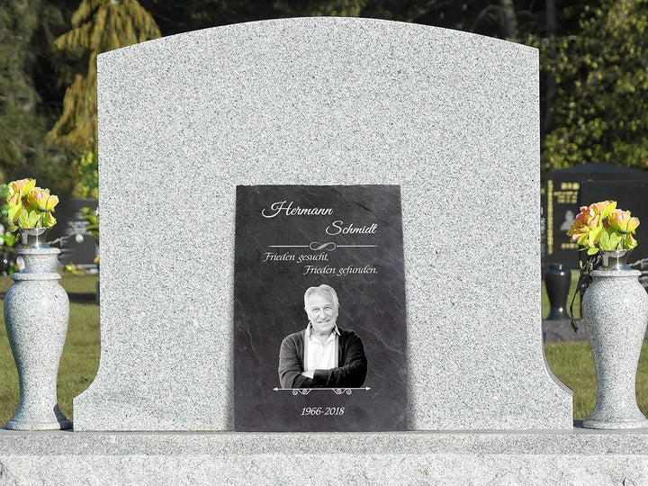 wandmotiv24 Schiefertafel Truer, Gedenktafel Verstorbene Hochformat 20x30cm Personalisiert Name + Da