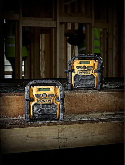 DeWalt Baustellenradio DCR019 – 2in1 Akku Radio & Netz Radio mit AUX-Eingang, robustem Gehäuse, Kabe