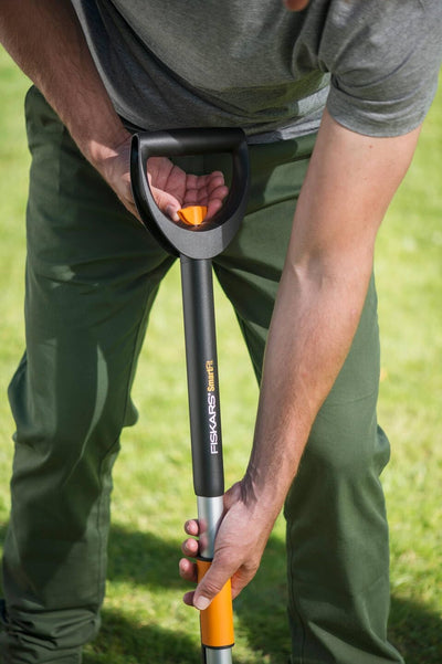 Fiskars Teleskop-Unkrautstecher, Länge 1 - 1,19 m, Rostfreie Stahl-Arme/Kunststoffgriff, Schwarz/Ora