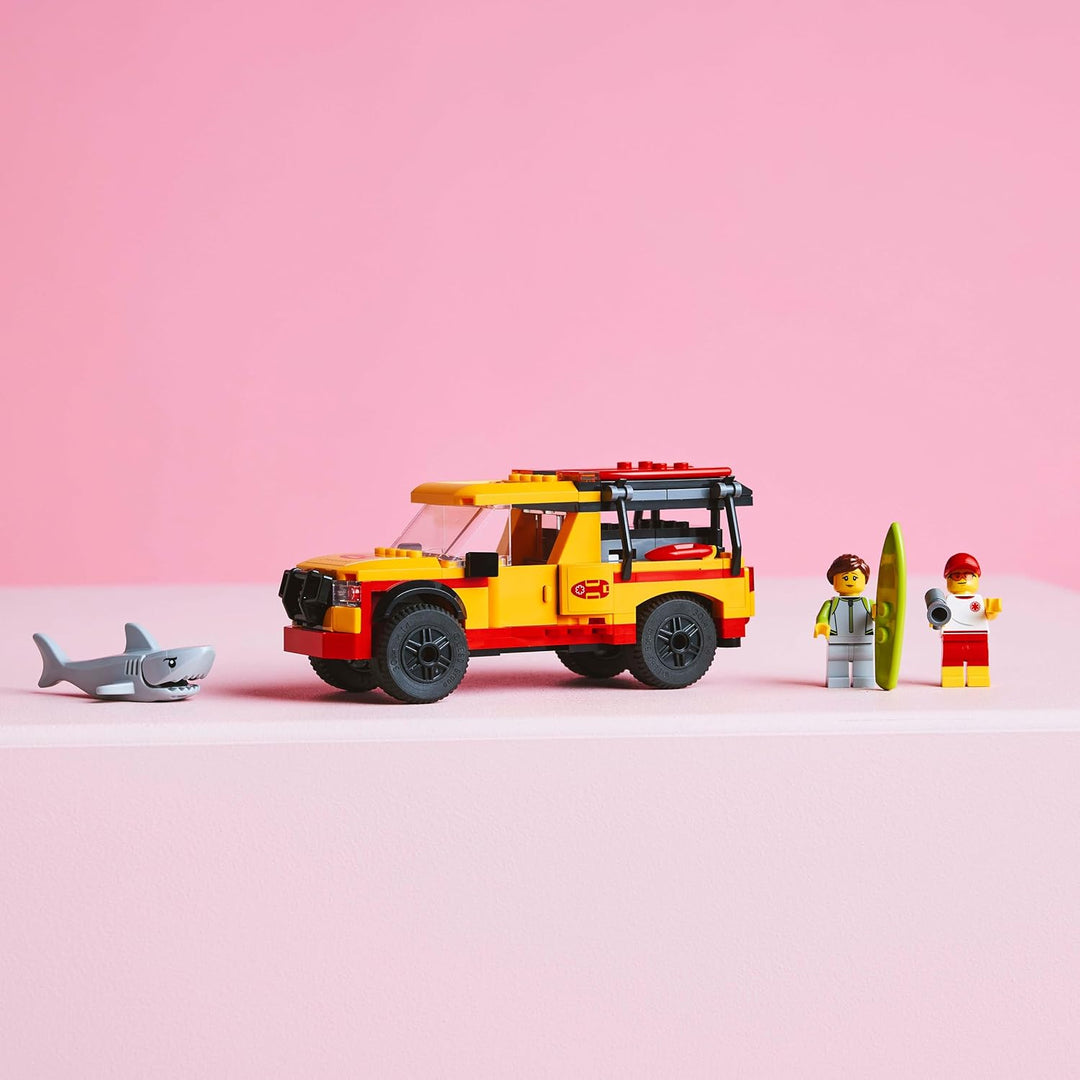 LEGO City Einsatzfahrzeug der Rettungsschwimmer - Geländewagen Spielzeug mit 2 Minifiguren und Hai -