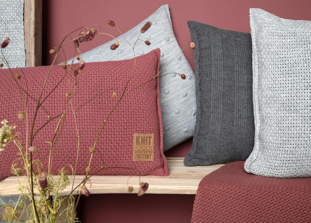 KNIT FACTORY - Jesse Zierkissen - Quadratische Sofa Kissen - Tobacco - Gestrickter Dekokissen - Couc