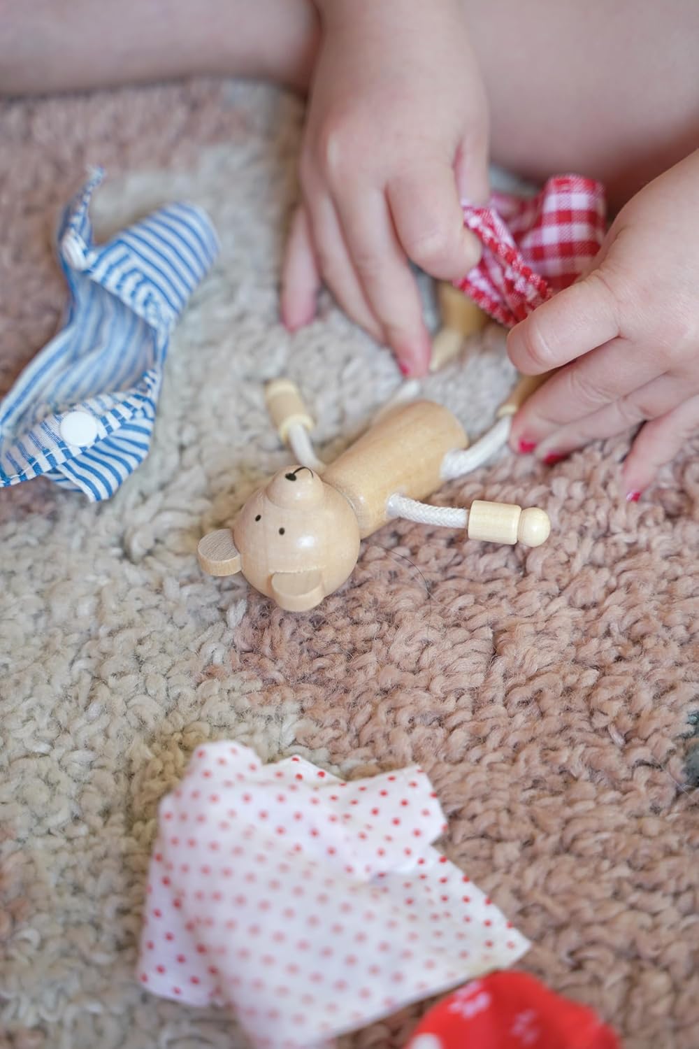 goki 51914 - Biegepuppen Bärchens Klamottenkiste, nachhaltige Holzfiguren, Puppen für Kinder, bewegl
