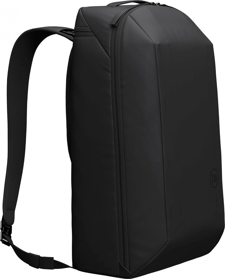 DB Freya Rucksack aus 100% recyceltem Polyester in der Farbe Schwarz 16L, Masse: 43cm x 26,5cm x 17c
