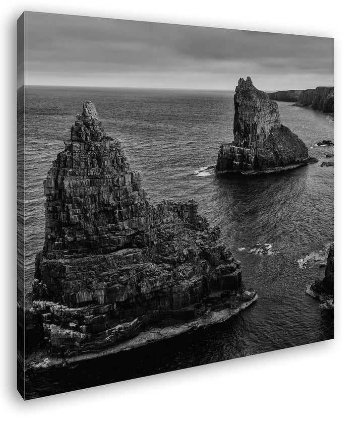 Felsen an der Küste von Schottland Format: 70x70 Effekt: Schwarz&Weiss als Leinwandbild, Motiv auf E