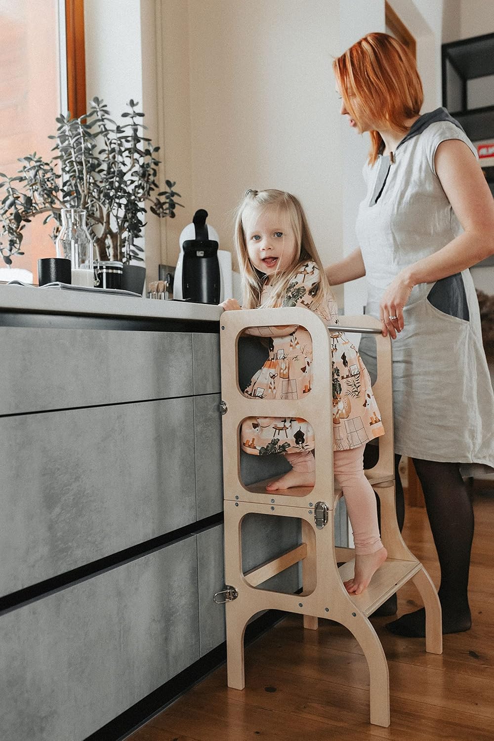 Klappbarer Lernturm mit Sitzfunktion, 45 cm Stehhöhe, Step’n’Sit, Lernturm mit Sitz und Tisch umklap