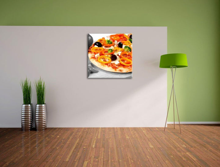Pixxprint leckere Pizza mit Oliven und Hirtenkäse schwarz/weiss, Format: 70x70 als Leinwandbild, 70x