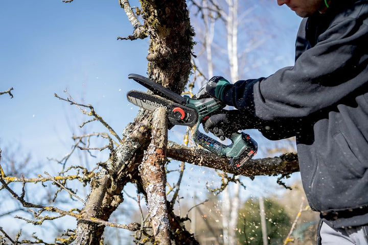 Metabo Akku Gehölzsäge (Holzsäge ohne Akku, kleine Kettensäge 15 cm, mit metaBox, Gartensäge) 600856