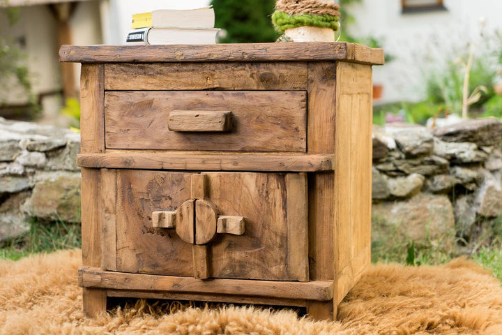 Windalf Robuster Hobbit Nachttisch LOLOBY 51 cm Kleine Kommode mit Schubladen Beistelltisch Handarbe