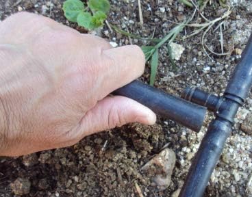 Pcriegos 02033-100 Bewässerungsschlauch 16 mm mit integrierten Tropfen, 33 cm, Schwarz, 100 m