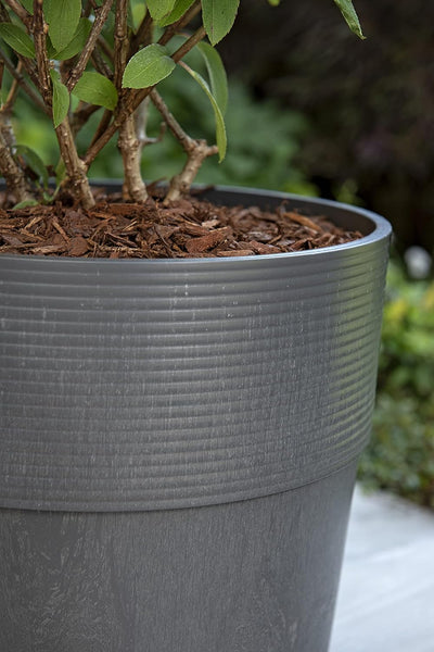 Scheurich Groove+ 40, Pflanzgefäss/Pflanzkübel, rund, Farbe: Carbon, hergestellt mit recyceltem Kuns