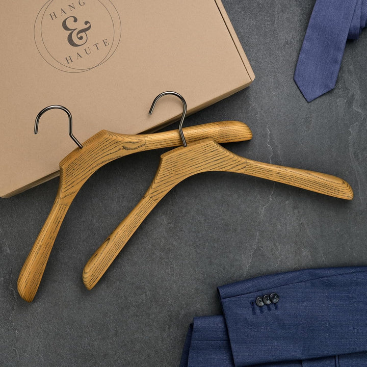 Hang & Haute 4er-Set Premium Kleiderbügel, Breit aus Hochwertigem Eschenholz in Stylischem Naturholz