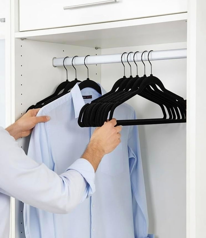 100 Stück hochwertige Samt Kleiderbügel in der Farbe Schwarz mit schwarzem Haken/Anti-Rutsch/von Sti