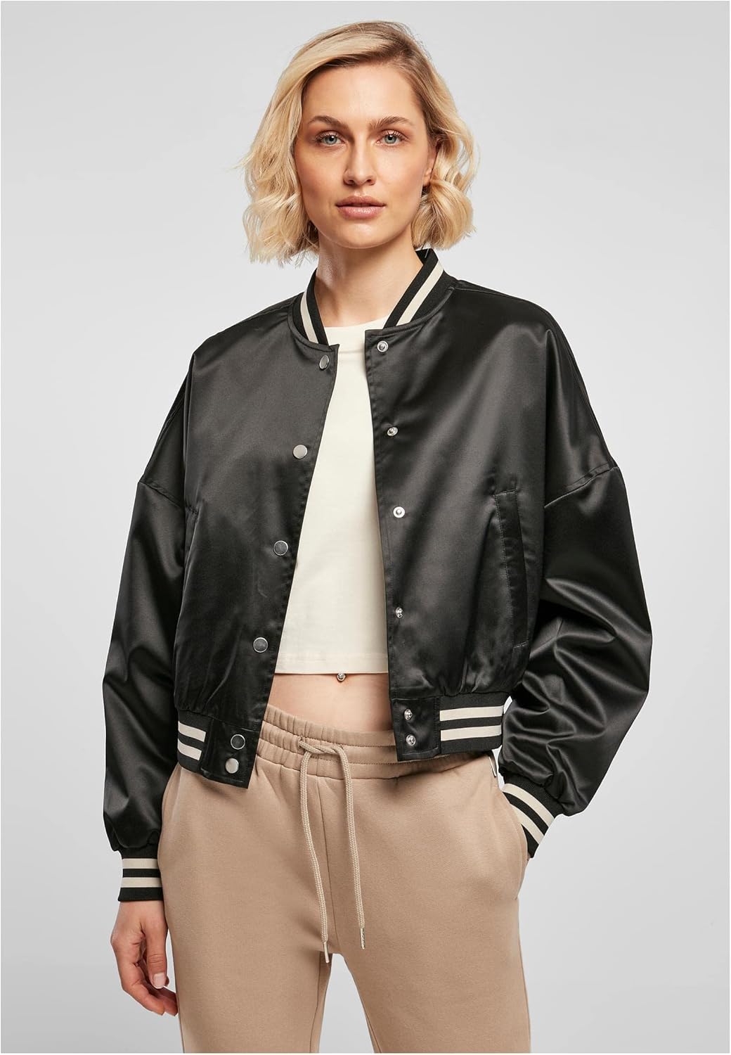 Urban Classics Damen College Jacke aus schimmerndem Satin, Short Oversized Satin College Jacket, Var