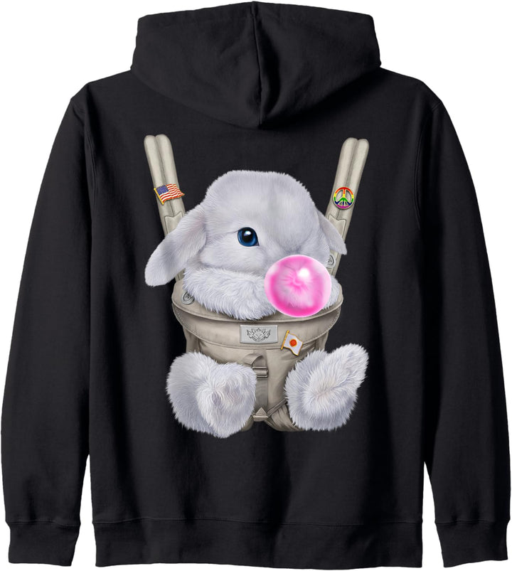 Weisses Zwergkaninchen mit Kaugummi in der Babytrage Kapuzenjacke