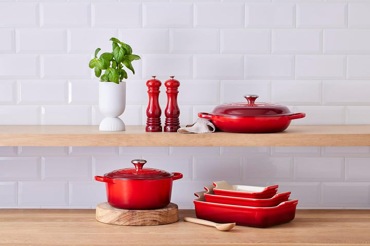 Le Creuset Rechteckige Auflaufform Tradition aus Steinzeug, 26 cm, 2.4 Liter, Kirschrot, 71102260600