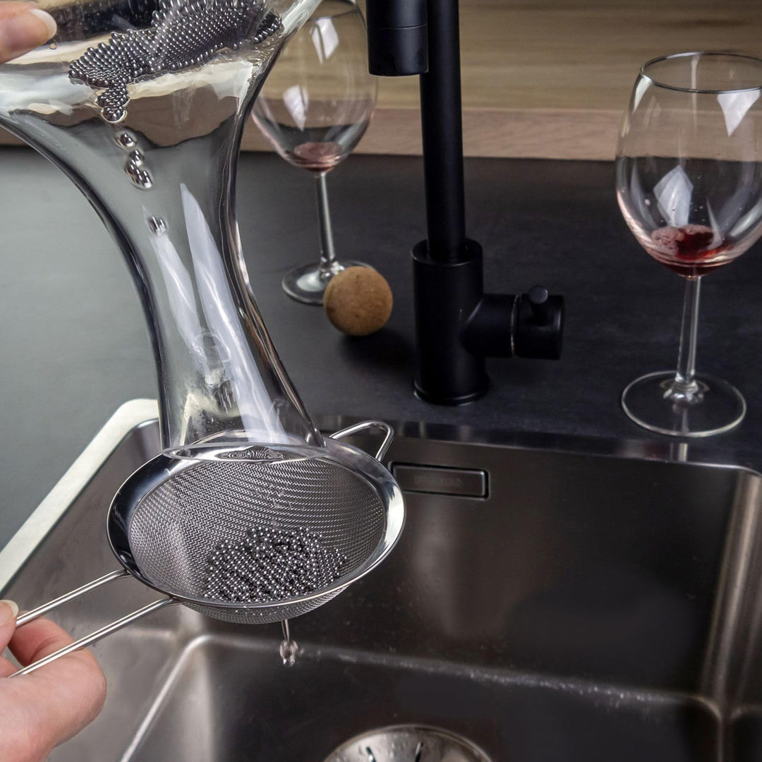 Intirilife Glas Karaffe mit 1.8 Liter für Rotwein mit Reinigungsperlen - Dekantierkapazität 750ml -