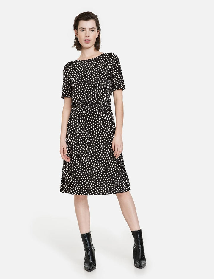 Taifun Damen Jerseykleid mit grafischem Allover-Print halber Arm Gemustert knieumspielend 34 Schwarz