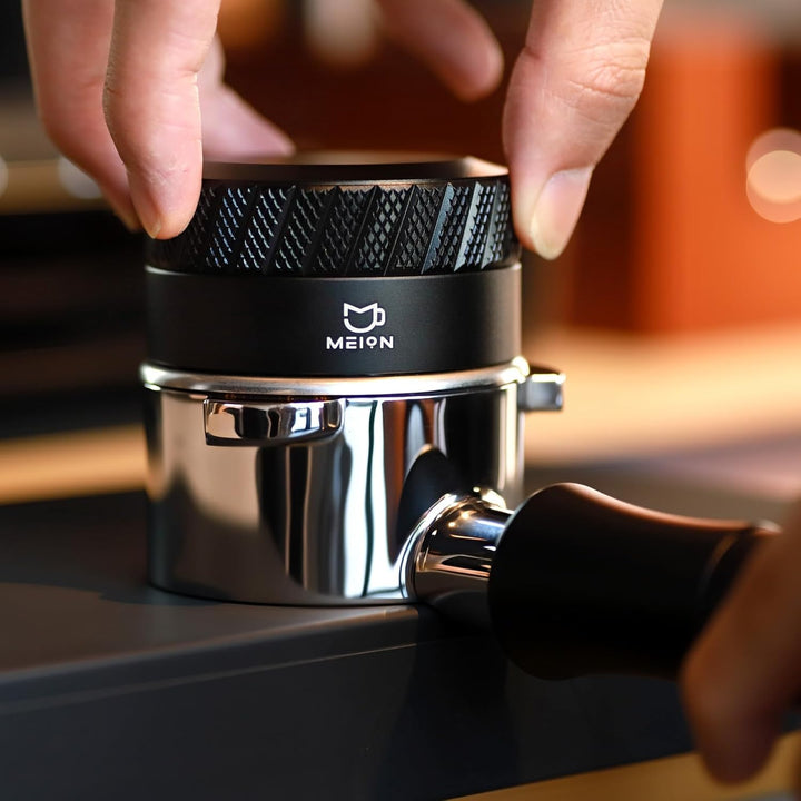MEION 53.3 mm Kaffeeverteiler | Schwerkraftadaptiv für 54mm Siebträger | Mit rutschfestem Griff &amp; 30