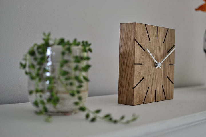 Natuhr Wanduhr Tischuhr Eiche Holz - Beam - geräuscharm Massivholz Design 17 x 17 cm (Räuchereiche W