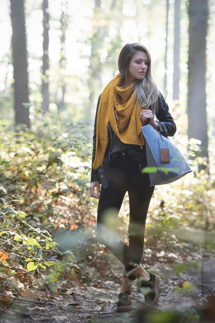 KNIT FACTORY - Dreiecksschal Coco - Damen Strickschal mit Wolle - Umschlagtuch für den Herbst und Wi
