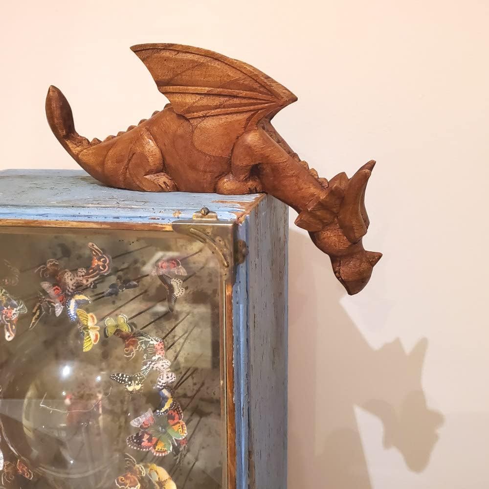 Handgeschnitzter Drache aus Holz – Beobachtender Drache – Schaut über den Regalrand