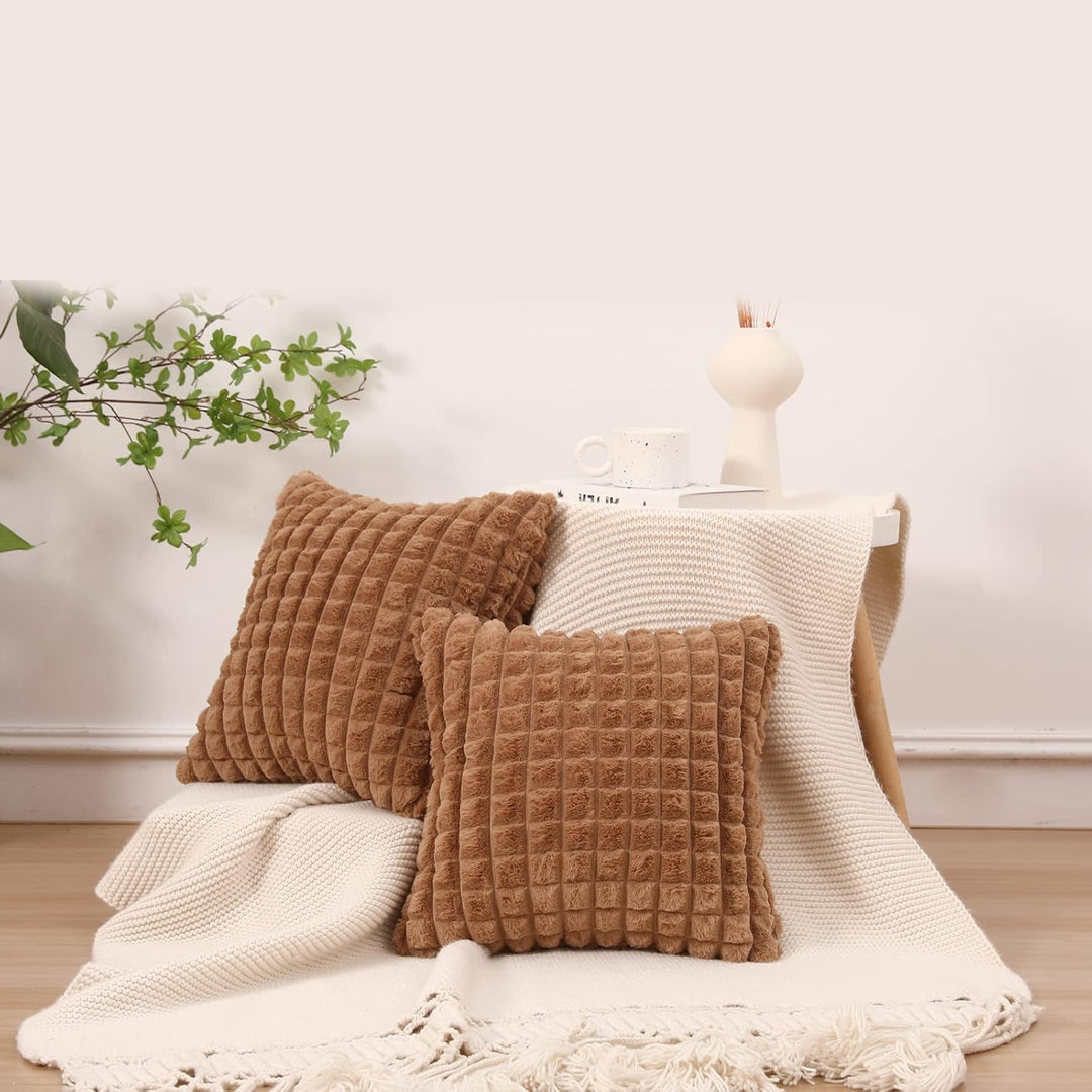 Mandioo 2er Set Super Soft Plüsch Faux Pelz Dekokissen Kissenbezüge 50x50 cm Braun, Plaid Textur Mod