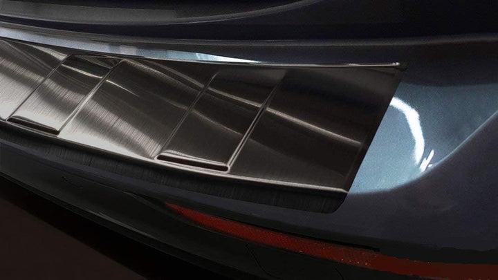 Ladekantenschutz aus Edelstahl in anthrazit mit 3D Abkantung passend für Volvo V60 II ab 7/2018/V60