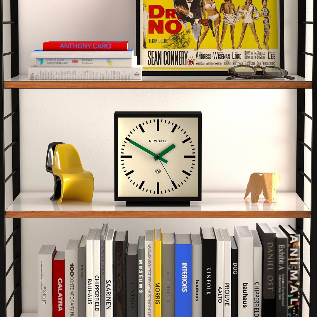 NEWGATE® Amp Schreibtischuhr | Design quadratischer stationsuhr | Schwarzes gehäuse mit grünen hände