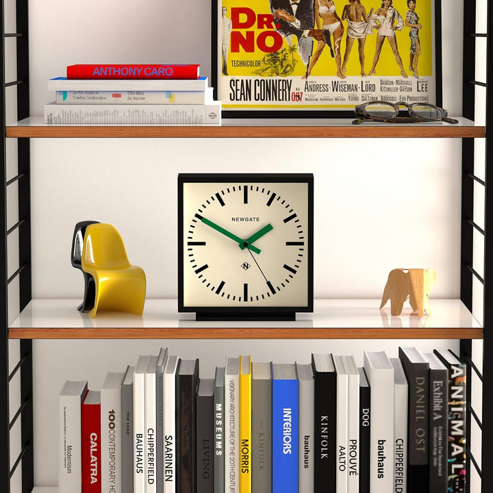 NEWGATE® Amp Schreibtischuhr | Design quadratischer stationsuhr | Schwarzes gehäuse mit grünen hände