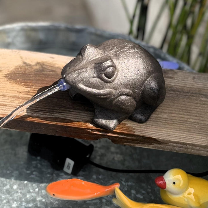 Wasserspeier Frosch braun Guss mit Aussenpumpe | sehr massive Ausführung 940 gr.