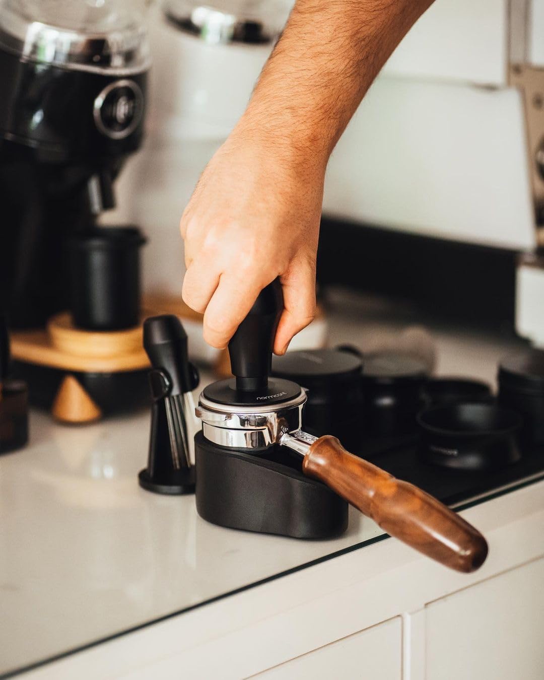 Normcore 58,5 mm Espresso-Kaffeetamper V4 – Titan-Ripple-Beschichtung – federbelasteter Stampfer – 6