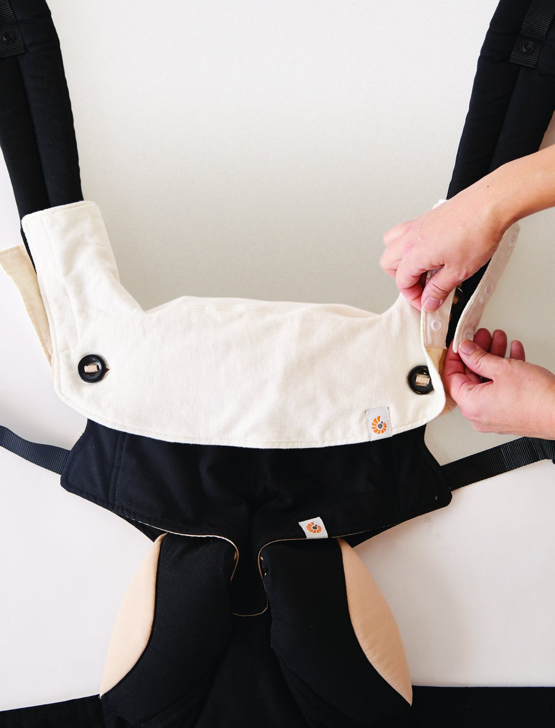 Ergobaby Bundle aus Omni 360 Cool Air Mesh 4-Positionen Babytrage, Pearl Grey + Schultergurtschoner